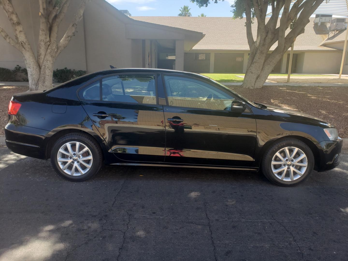 2012 /black Volkswagen Jetta SE (3VWDX7AJ6CM) with an 2.5 l5 engine, 6-Speed Automatic transmission, located at 323 E Dunlap Ave., Phoenix, AZ, 85020, (602) 331-9000, 33.567677, -112.069000 - 2012 Volkswagen Jetta,...... A True Must See!!....... No accidents, Cold AC, The car is gorgeous inside and out, Touch screen stereo/CD player, Bluetooth, satellite compatible, phone sync, power windows, power door locks, Clean Black interior Black with beautiful Black leather seats in near perfect - Photo#4